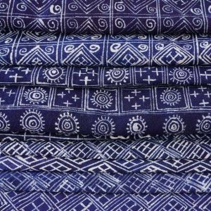 Vải batik vẽ sáp ong nhuộm chàm